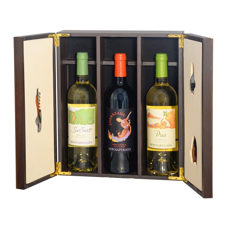 Elegante cofanetto in legno con preziosi accessori da Sommelier e i vini di Donnafugata Elegante cofanetto in legno con preziosi accessori da Sommelier e i vini di Donnafugata