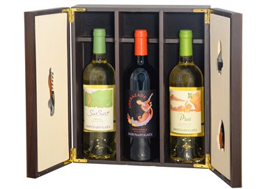 Elegante  cofanetto  in  legno    con    preziosi  accessori  da    Sommelier e i vini di Donnafugata