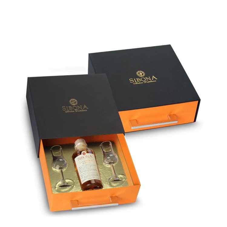 Distilleria Sibona - Confezione regalo 1 bt. 50cl Grappa di Barbera con 2 bicchieri Distilleria Sibona - Confezione regalo 1 bt. 50cl Grappa di Barbera con 2 bicchieri