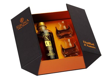 Distilleria Sibona - Exhibition Gift Set Sibona 1 bt. Grappa XO With 2 Glasses 0,5 l.