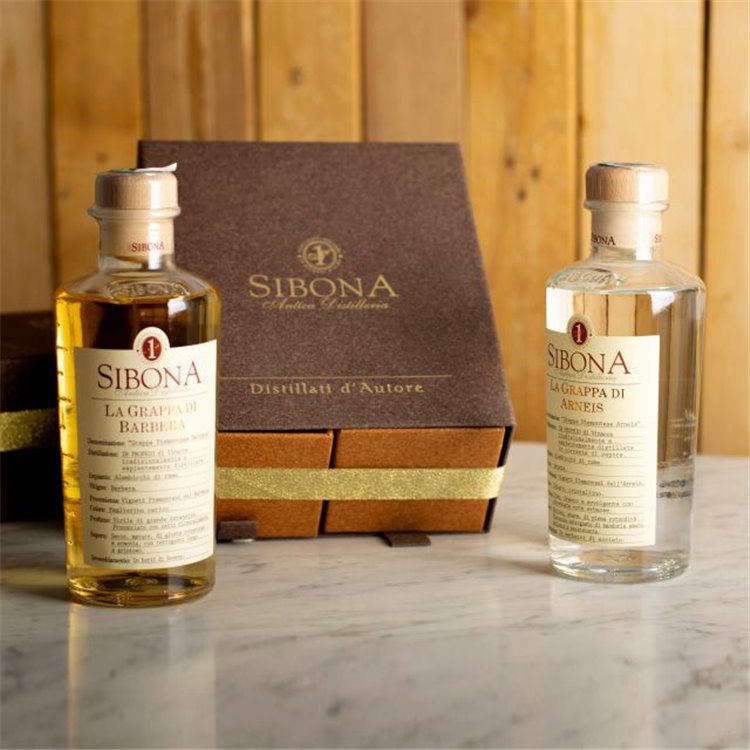 Distilleria Sibona - Doppelschublade mit Arneis Grappa und Barbera Grappa (2x50 cl) Distilleria Sibona - Doppelschublade mit Arneis Grappa und Barbera Grappa (2x50 cl)