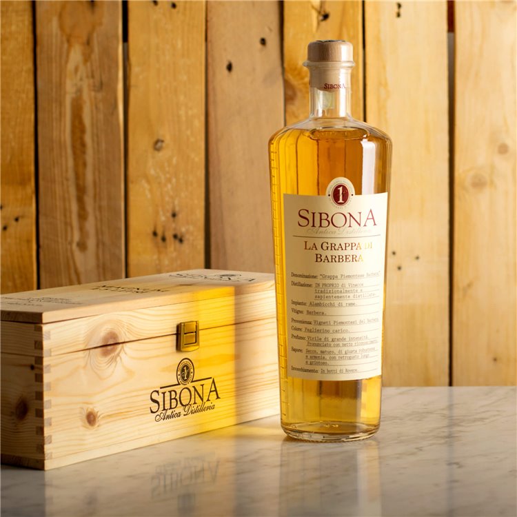 Distilleria Sibona - Geschenkpackung Grappa di Barbera MAGNUM mit Holzkiste 1,5 lt Distilleria Sibona - Geschenkpackung Grappa di Barbera MAGNUM mit Holzkiste 1,5 lt