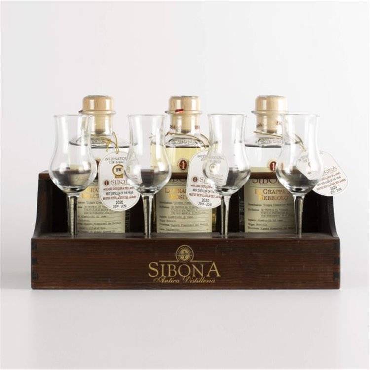 Distilleria Sibona -Sibona Old Tavern Set 3 Grappa Graduate Sibona (3x50cl) mit 4 Gläsern Distilleria Sibona -Sibona Old Tavern Set 3 Grappa Graduate Sibona (3x50cl) mit 4 Gläsern