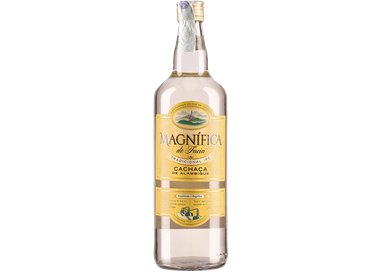 Cachaca Magnífica Tradicional Pouring (100cl 40%) - crb
